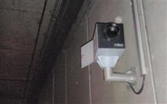 Infrarot-Blitzger�t an der Tunnelwand