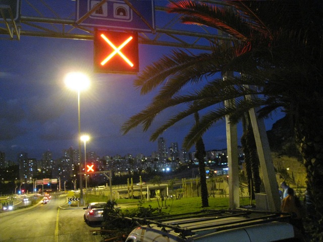 Signale in der Zufahrt zum Carmel Tunnel