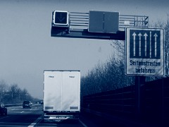 Standstreifenfreigabe per Prismenwender und Fahrstreifensignal